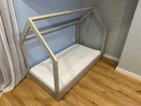 Sosnowe łóżeczko dziecięce typu domek