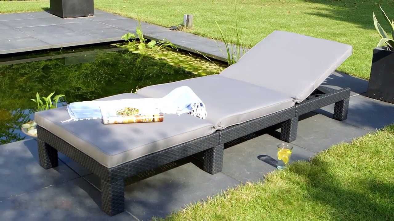 Лежак шезлонг садовый из ротанга раскладной Keter Premium з матрасом