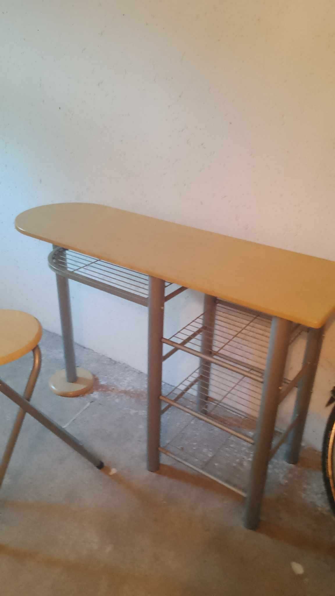 Stół plus dwa krzesla