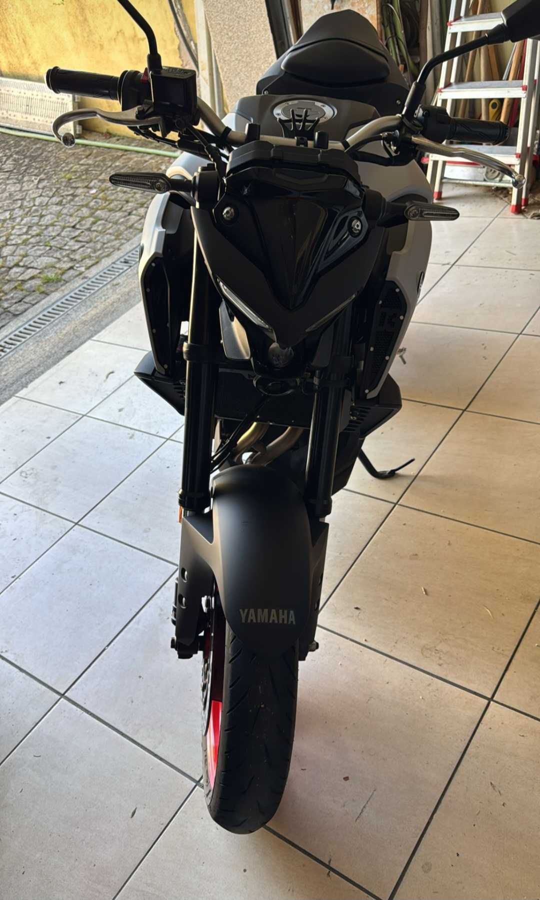 Yamaha MT-03 com escape akrapovic