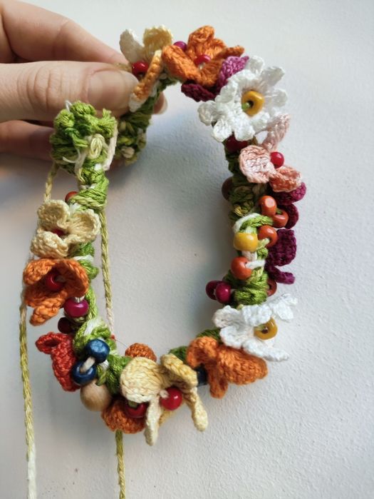 В'язаний обруч з квітами
