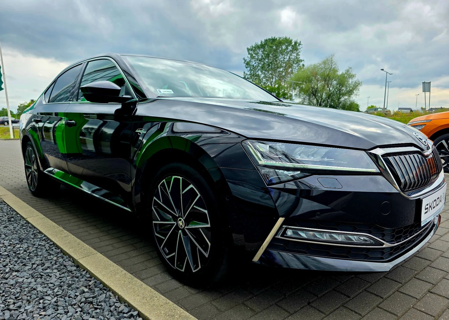 Skoda Superb imponujące wyposażenie L&K, zaawansowane systemy, hybryda, FV 23%