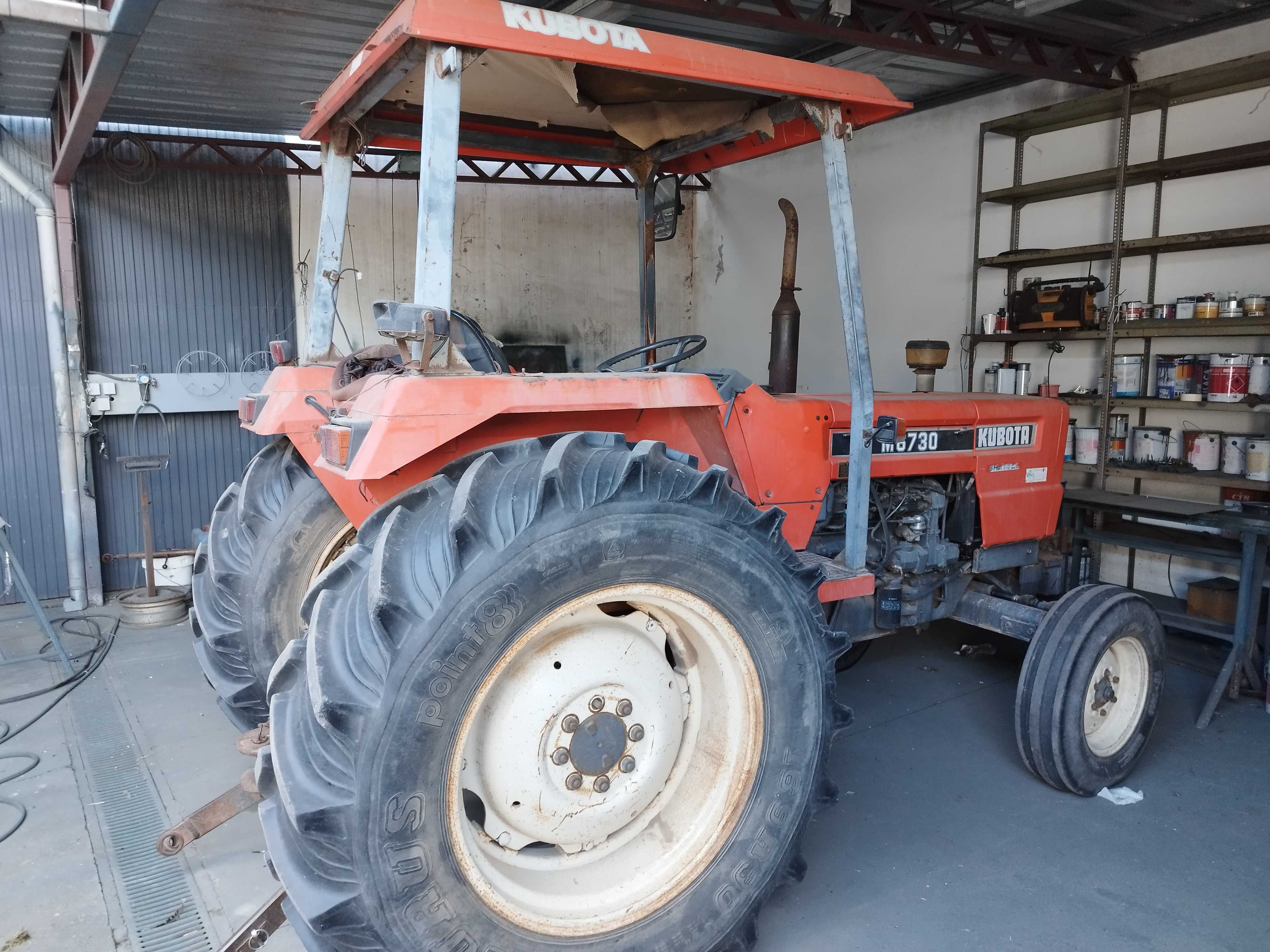 Tractor Kubota M6730 2RM + charrua + grade discos