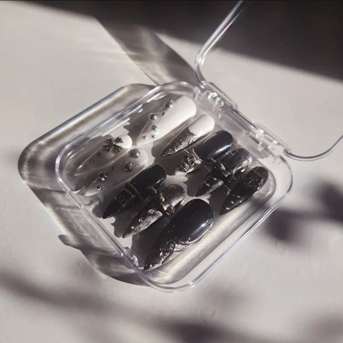 Długie Biało Czarne Stilettos Press on Tipsy