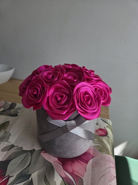 Luksusowy Bukiet Wiecznych Róż Różowych w Szarym Boxie z Kokardą