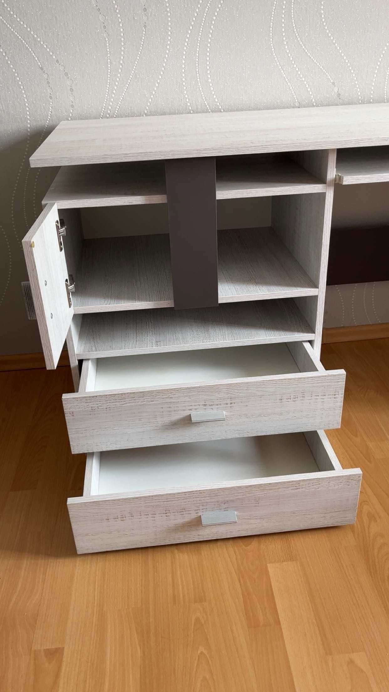 Biurko w kolorze jasnego dębu z szufladami i szafką