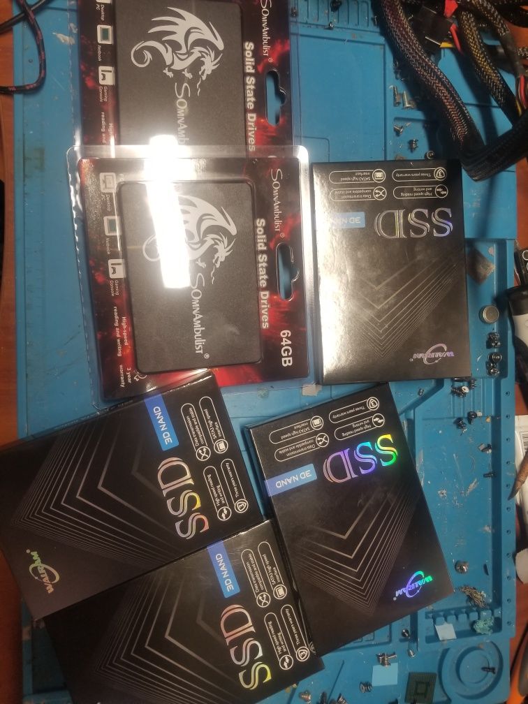 Загрузочные флешки Win 10, 11, ubuntu, и диски SSD.