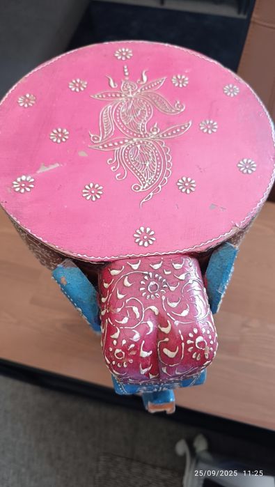 Banco Pequeno ou mesa de Apoio Elefante Gato Preto