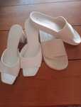 Dois pares de sapatos de verão