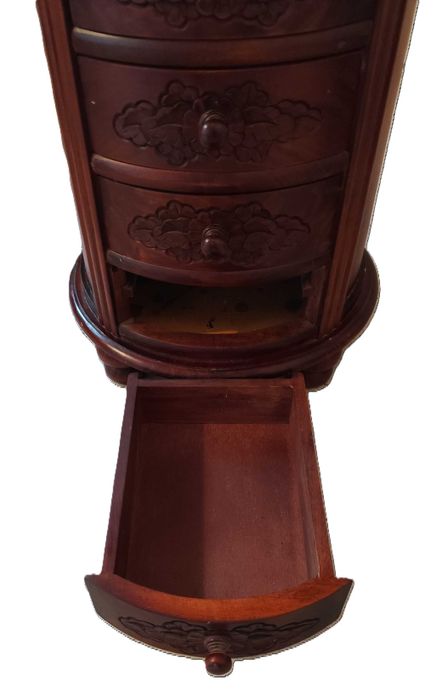 okrągła komódka z szufladkami