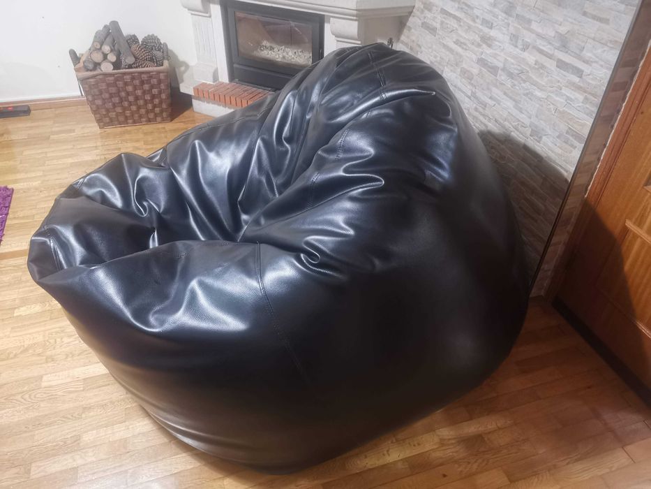 Puff enorme (1,50m por 1,40m) em napa preta