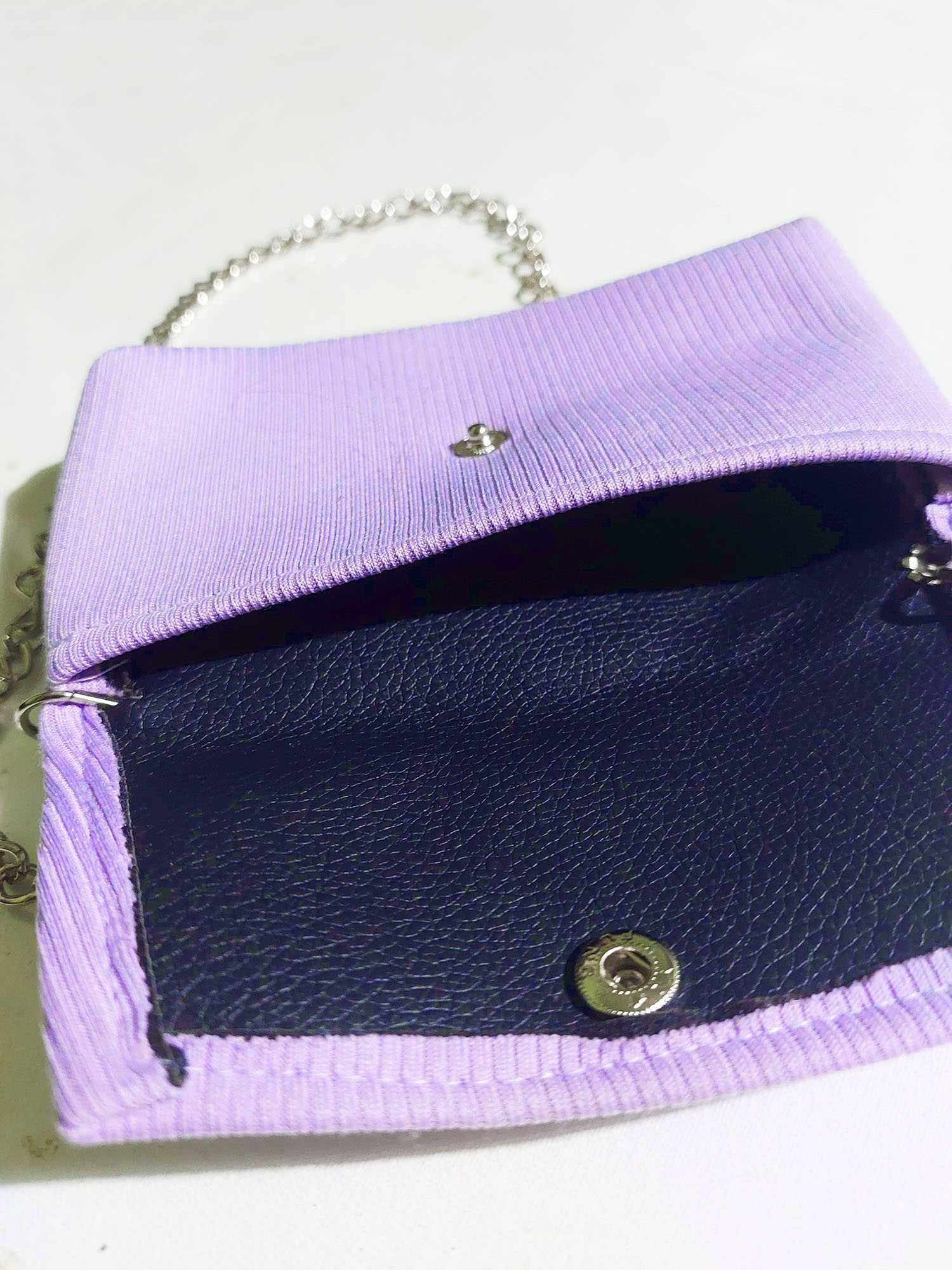 Mała fioletowa torebka portfelik
