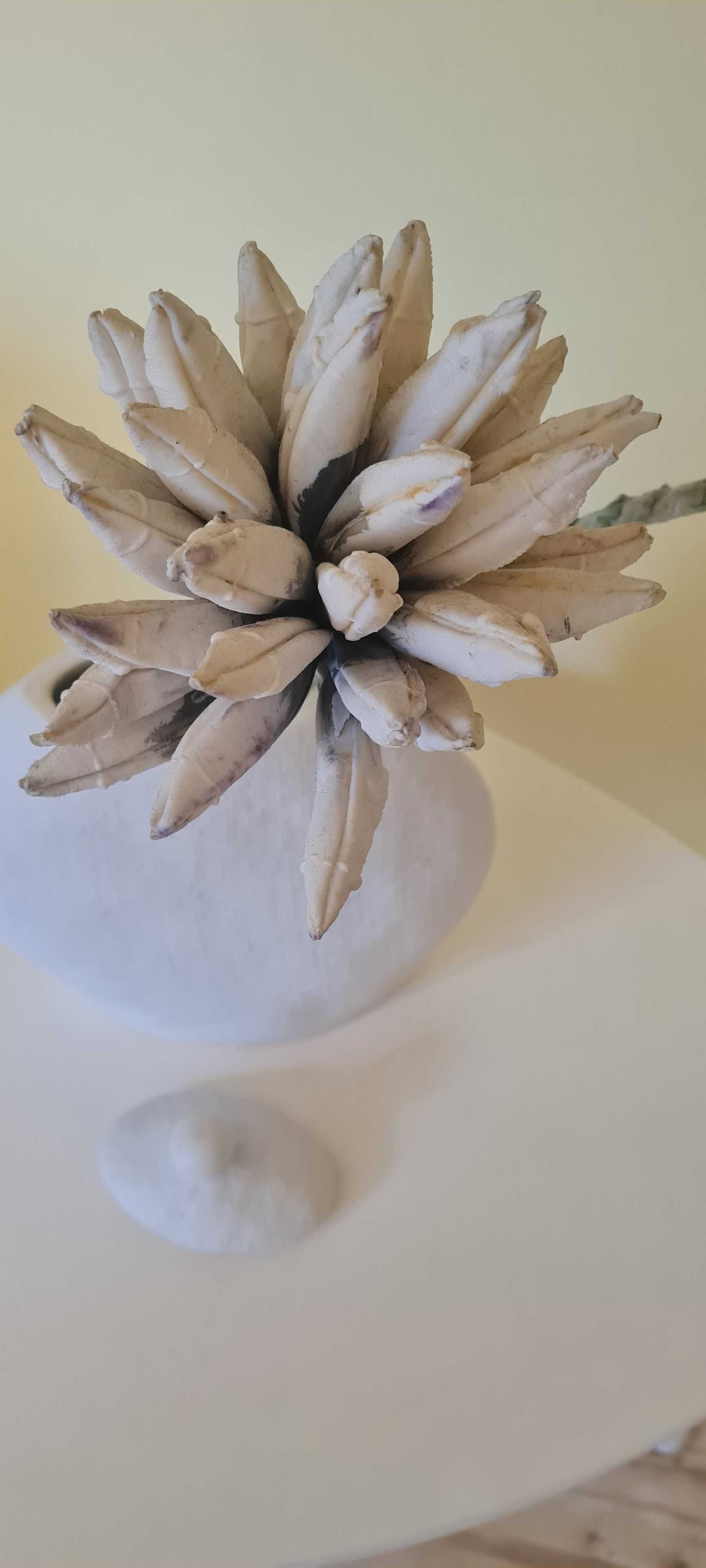 Wazon ceramiczny z przykrywką + kwiat sztuczny gratis