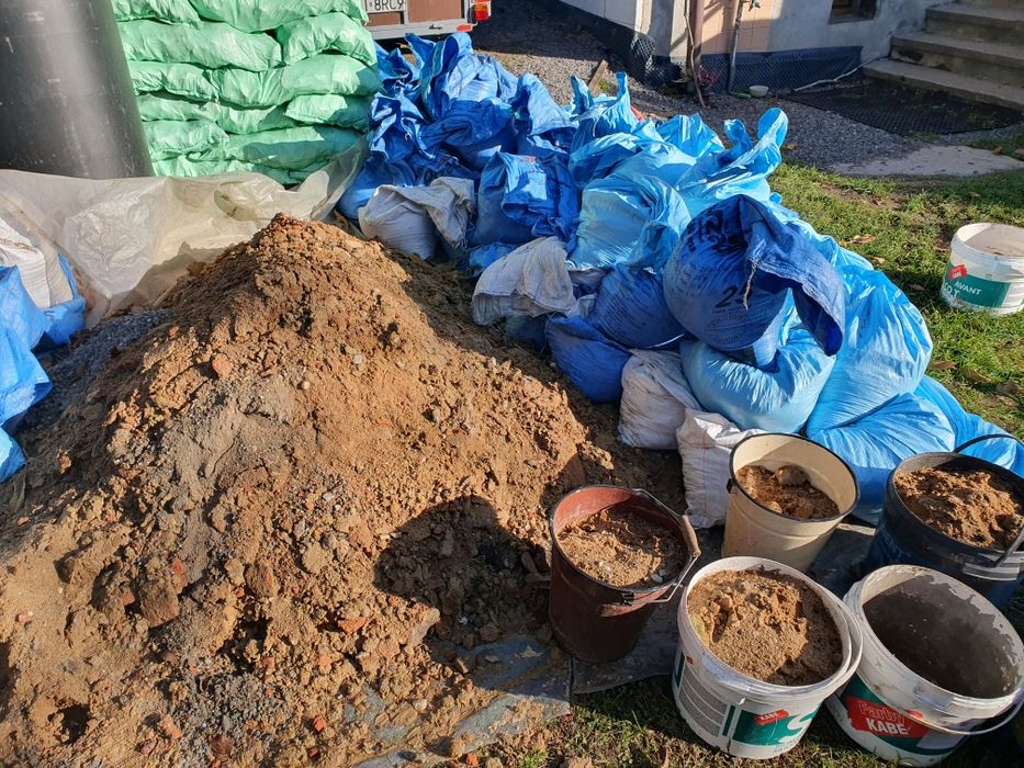 Piach z resztkami gruzu