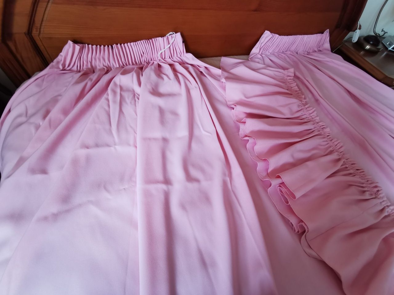 Capa de edredon rosa com cortinas laterais
