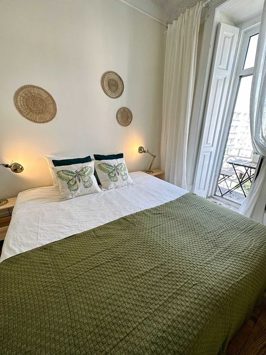 Quarto casal Av 5 Outubro sem caução entrada imediata