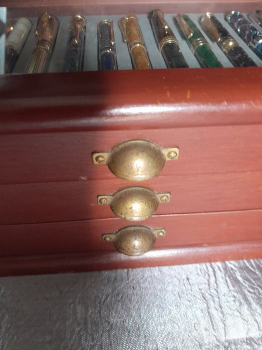 Caixa com 50 canetas