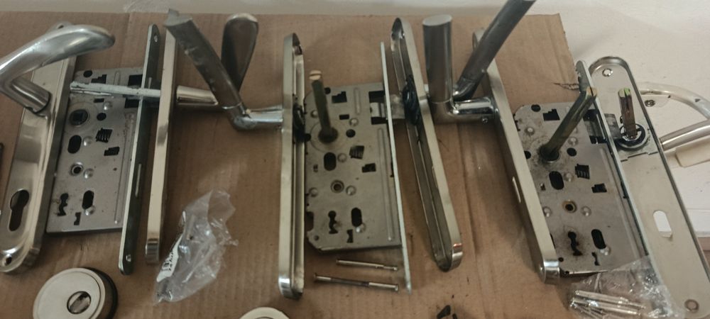 Zamki i szyldy drzwiowe zewnętrzne i wewnętrzne