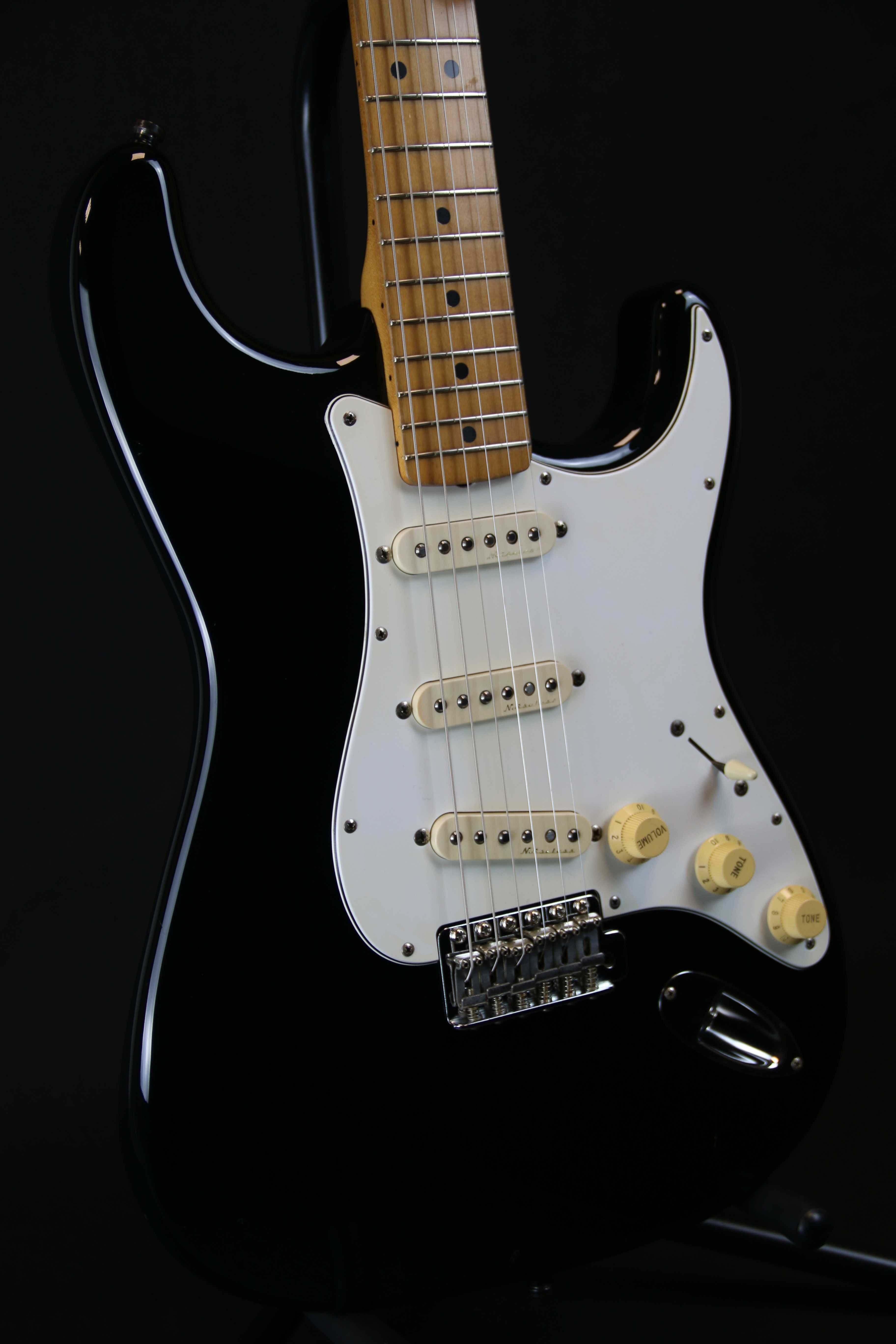 Fender  Stratocaster STD Black Japan -  Pickupy Fender Noiseless Strat