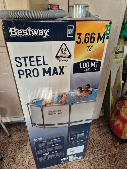 Piscina circular com 1 mes de uso. Tem incluido bomba e escada novas