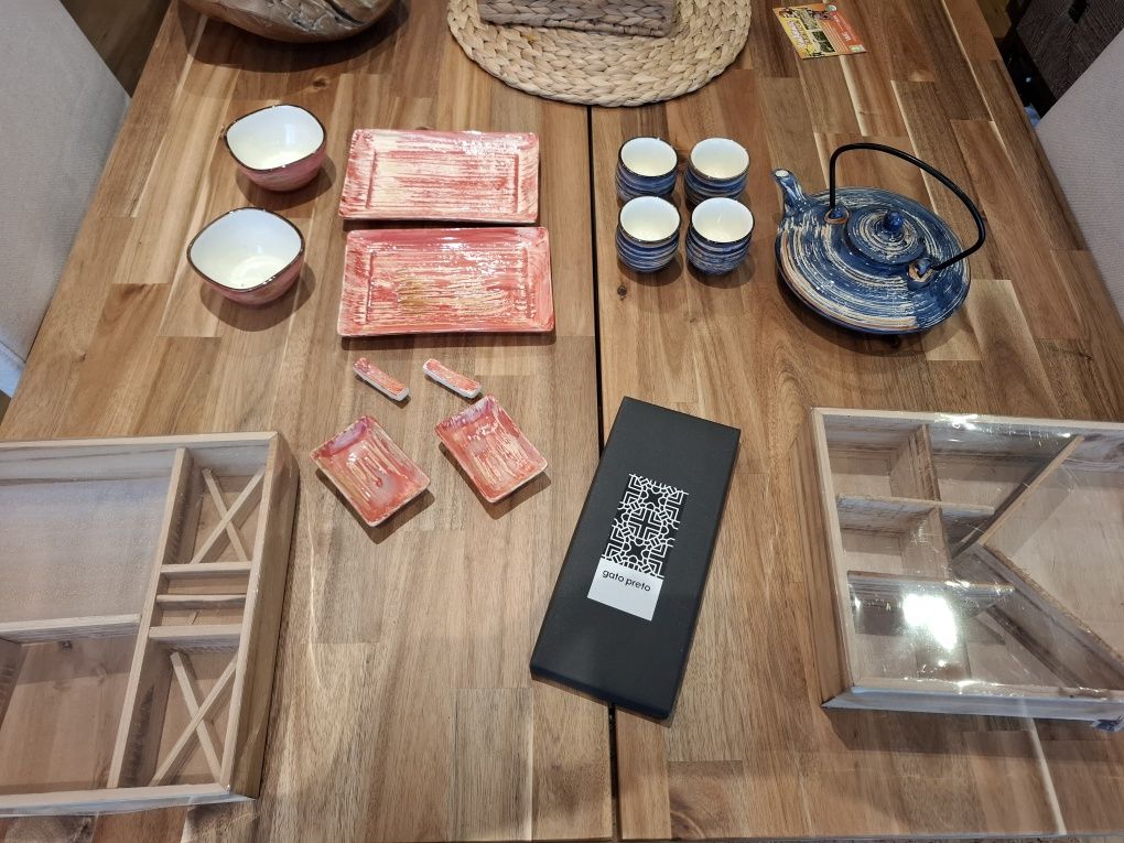 Conjunto japonês de sushi e chá/sake em porcelana do Gato Preto. NOVO