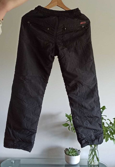 Calças quentes feitas de tecido impermeável, poliéster e lã. Tam ~140.