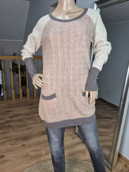 Beżowy sweter damski z kieszeniami, warkoczowy splot, wełna angora, ro