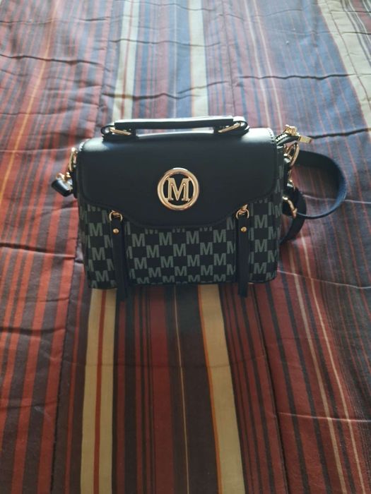 Bolsa feminina 
- Detalhes em dourad