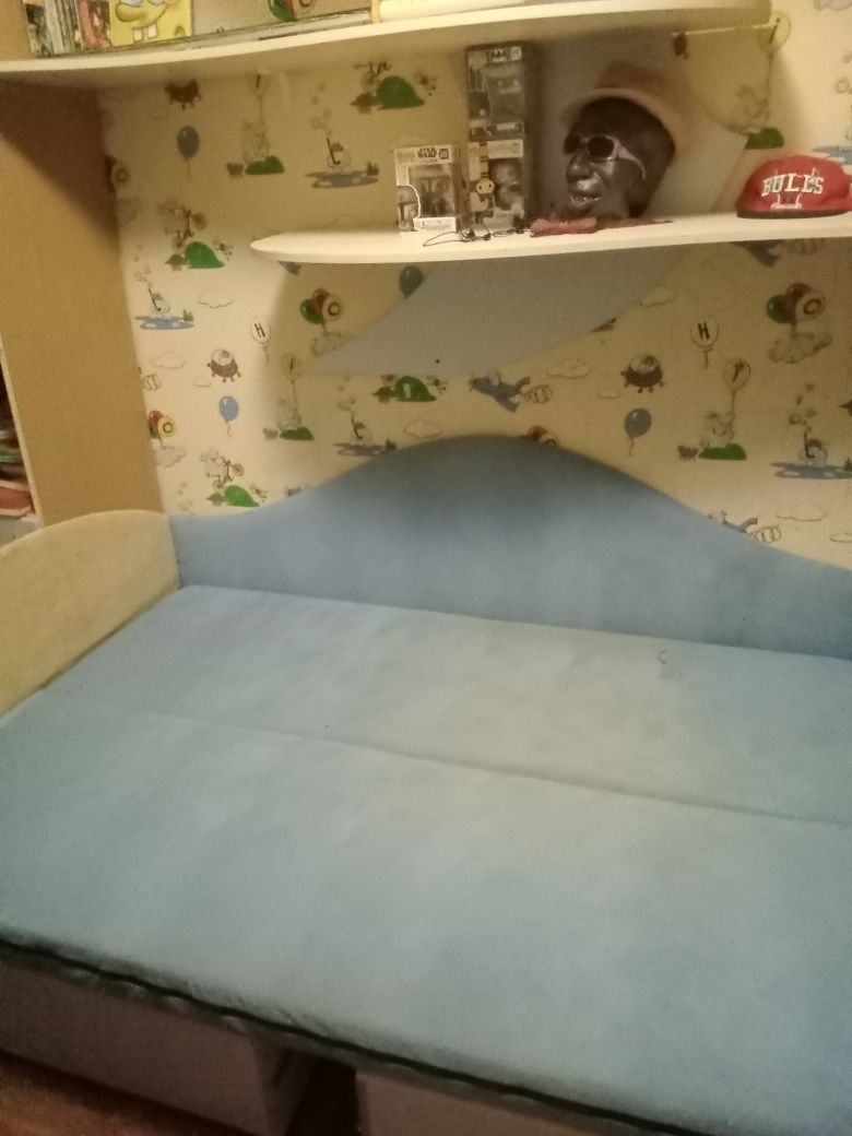 Дитяча спальня з шафами та поличками можливо окремо.