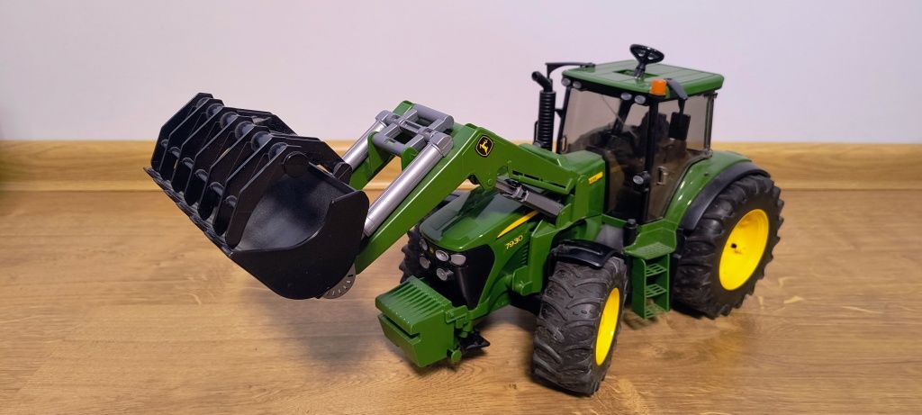 Komplet traktor John Deere + przyczepa