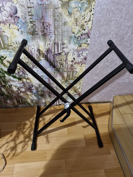 Продам стойку для синтезатора