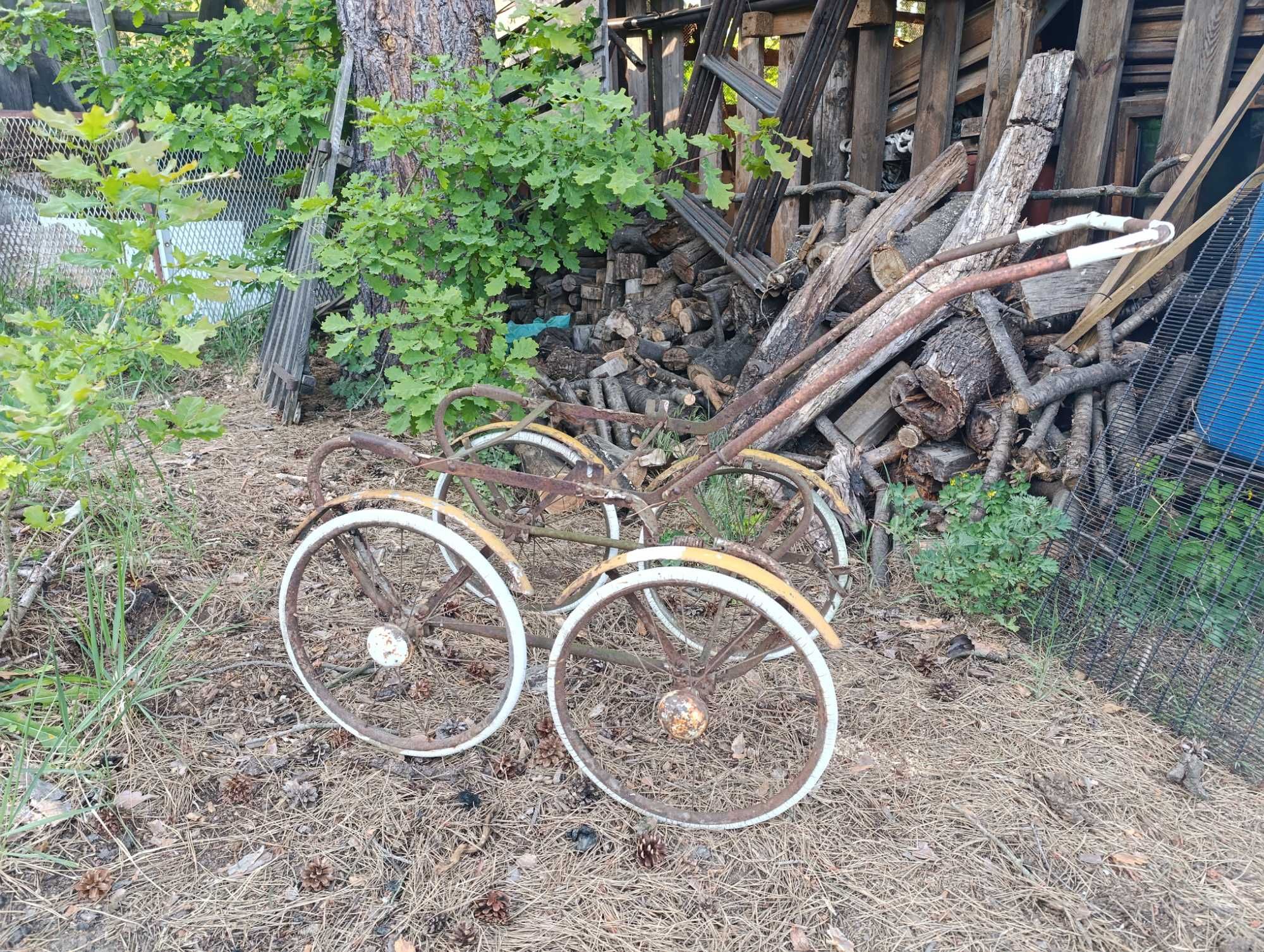 stary wózek metalowy retro