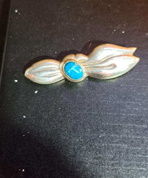 Alfinetes broches vintage em prata.