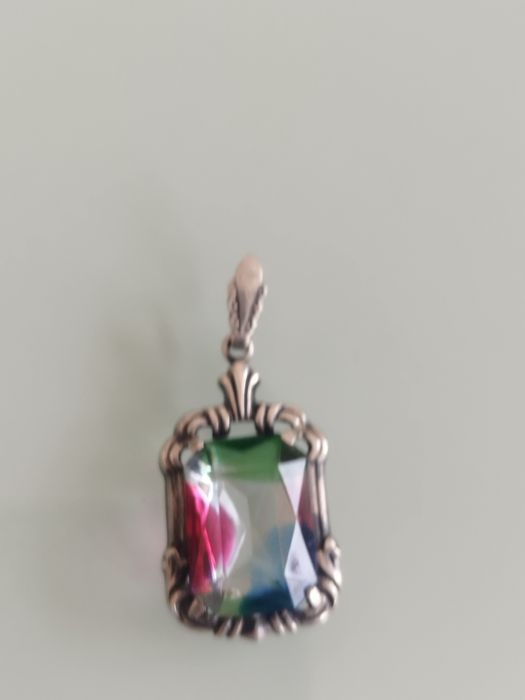 Lindo pendente antigo em prata. com um design