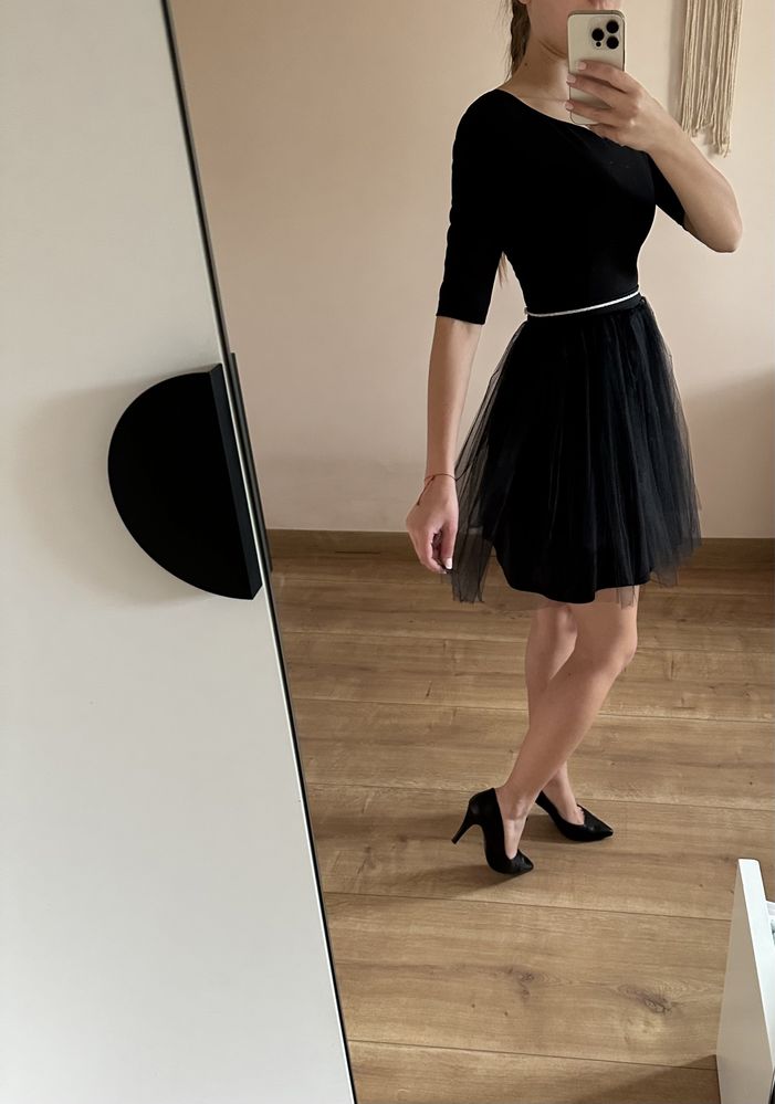 Czarna elegancka sukienka, tiulowy dół