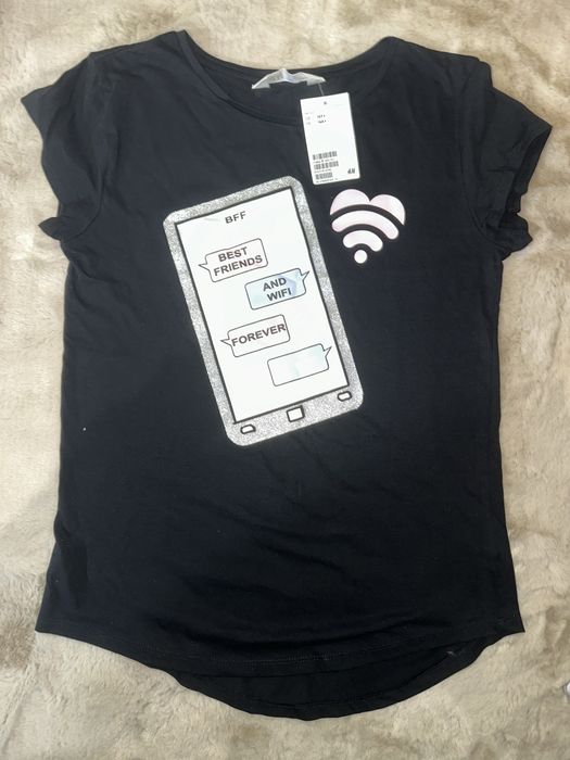 Нова футболка на дівчинку