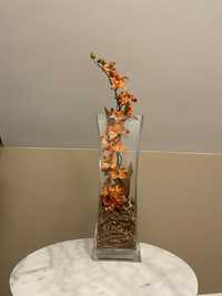Szklany wazon ze sztucznym kwiatem