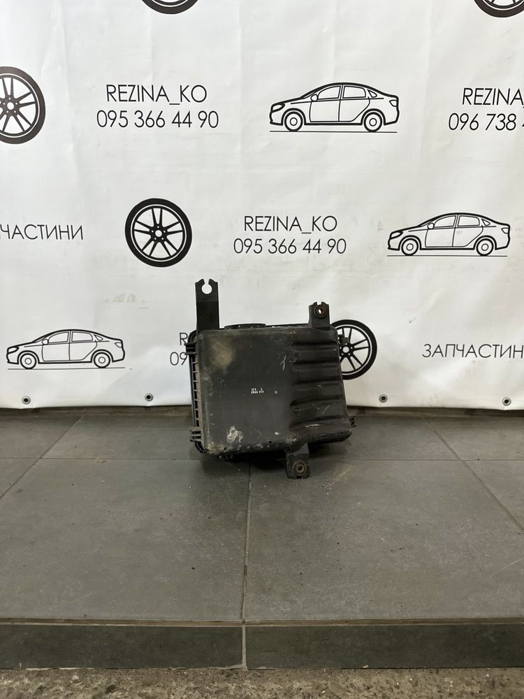 Корпус повітряного фільтра+розходомір Kia Sorento 2.5 CRDI 02-08р.