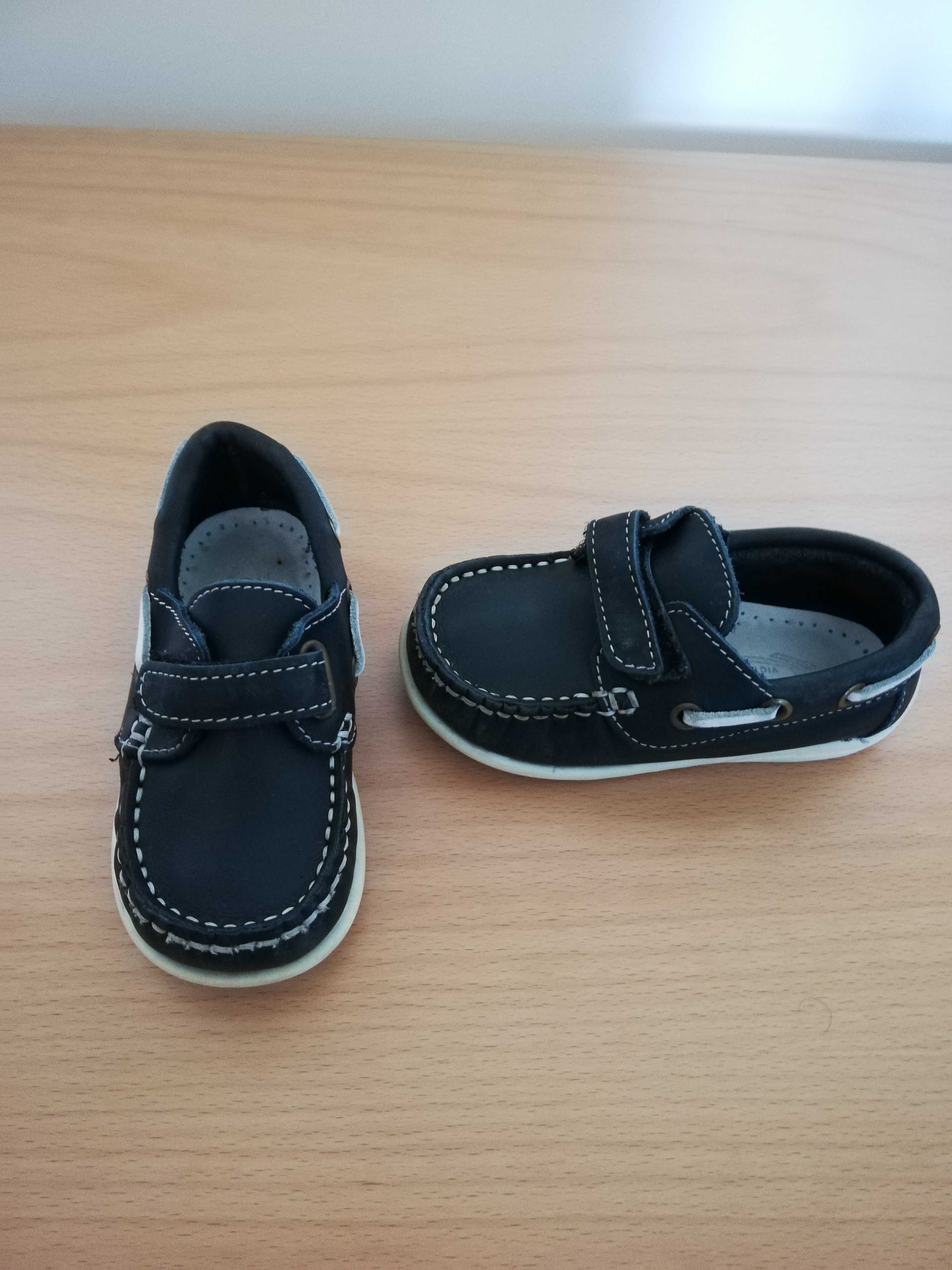 Vendo conjunto de sapatos para menino