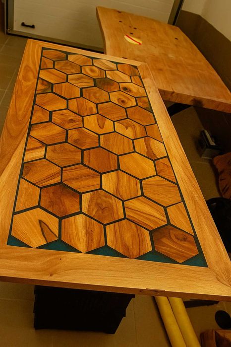 Stół z litego orzecha i żywicy epoksydowej – unikatowy ręczny wyrób