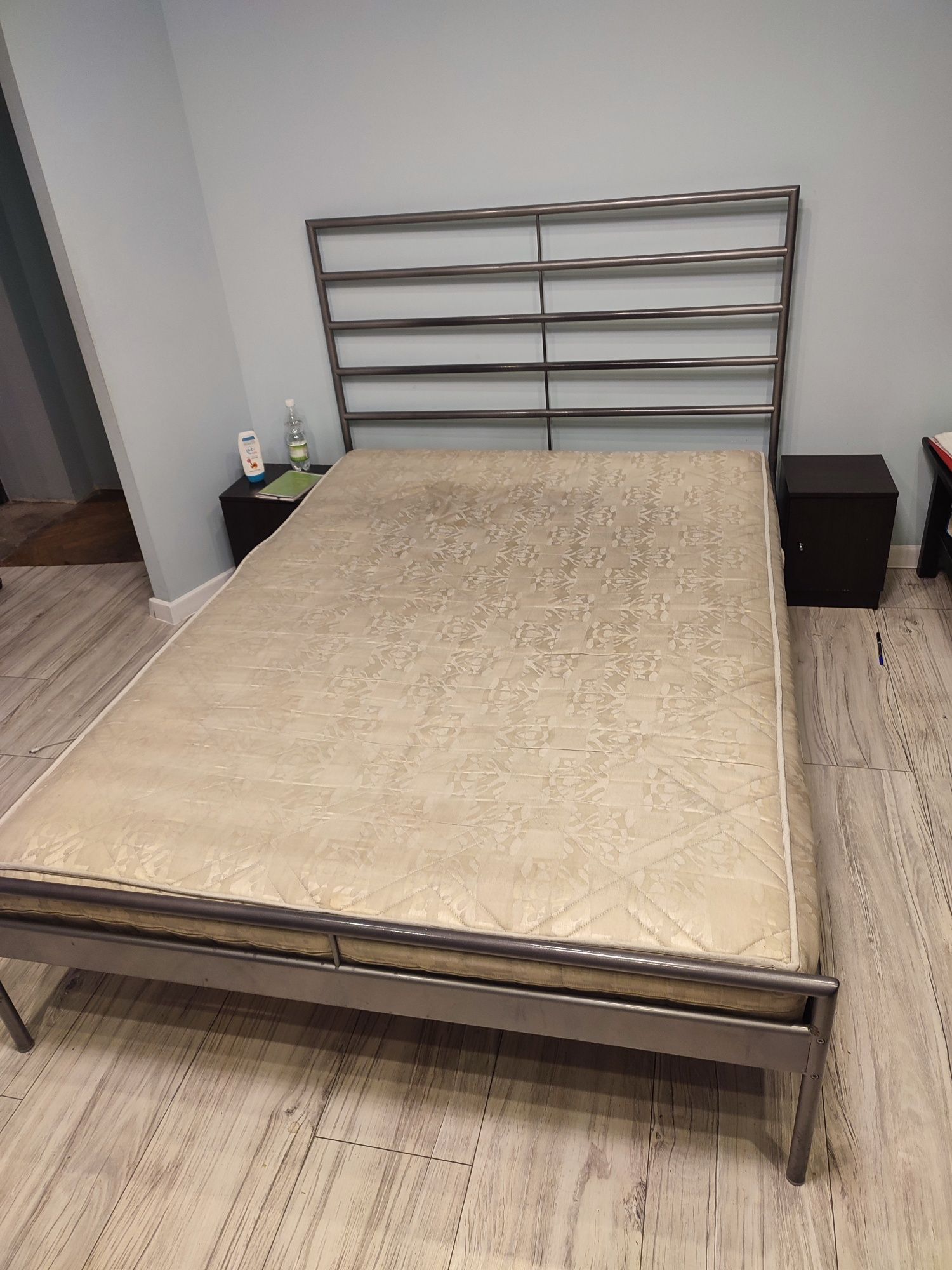 Łóżko z materacem 140 na 200 cm