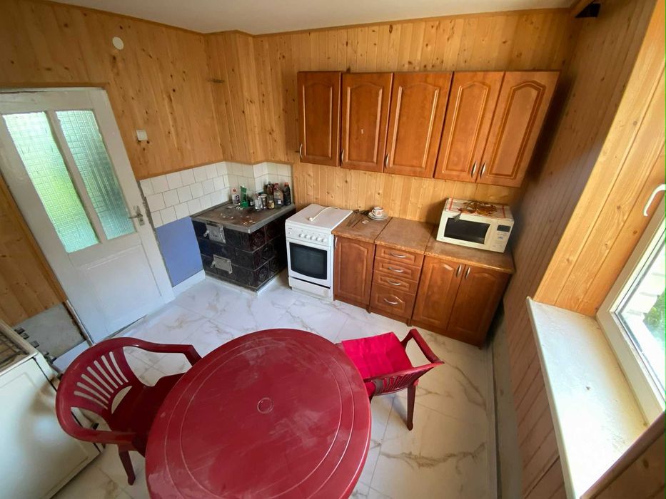 Будинок на обжитій вулиці у Буцневі на дачах