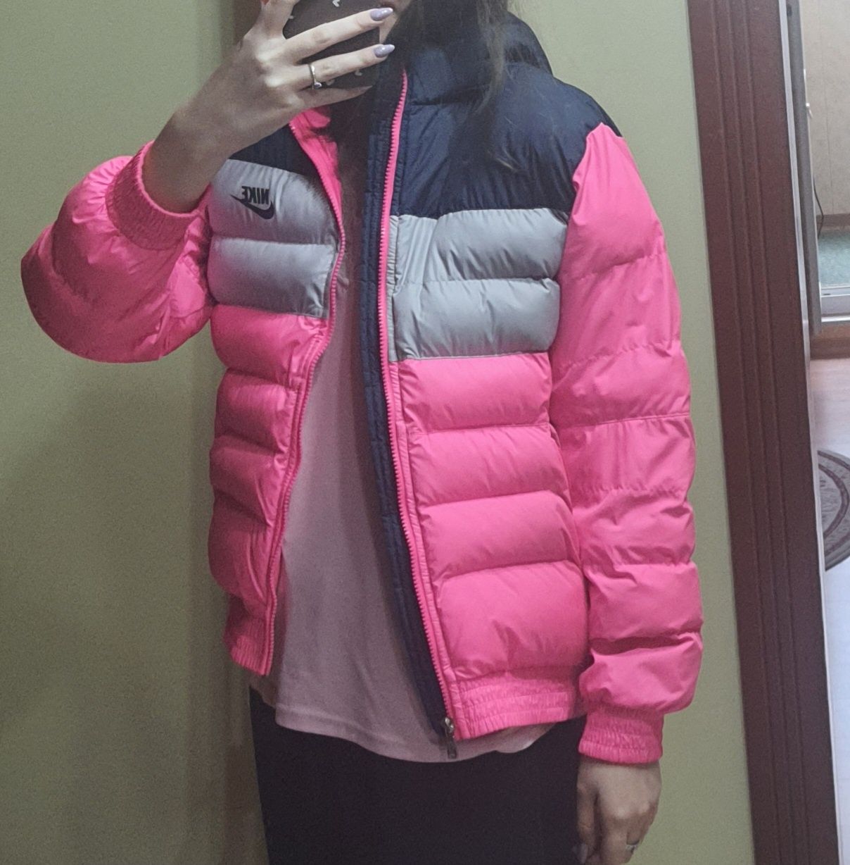 Куртка Nike яскраво-рожевого кольору, підліткова