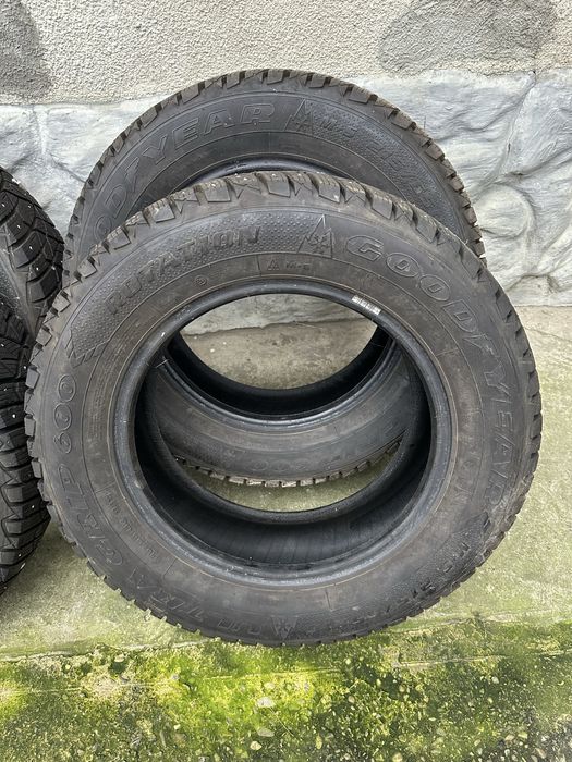 Goodyear UltraGrip 600 215/65 R16 98T