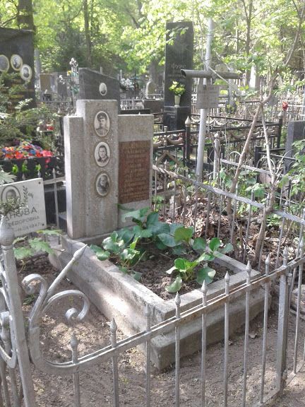 Прибирання могилок на Байковому  кладовищі. Уборка. Догляд за могилами