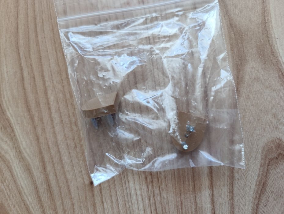 Eleganckie Beżowe Lakierowane Szpilki Venetti z Ozdobnym Detalem, r.38