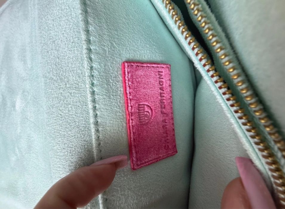 Różowa welurowa torebka Chiara Ferragni