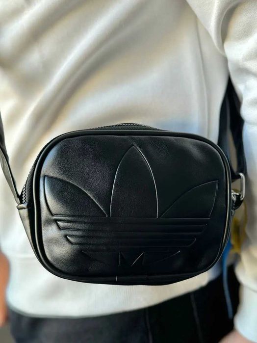 Сумка через плече Adidas у чорному кольорі.