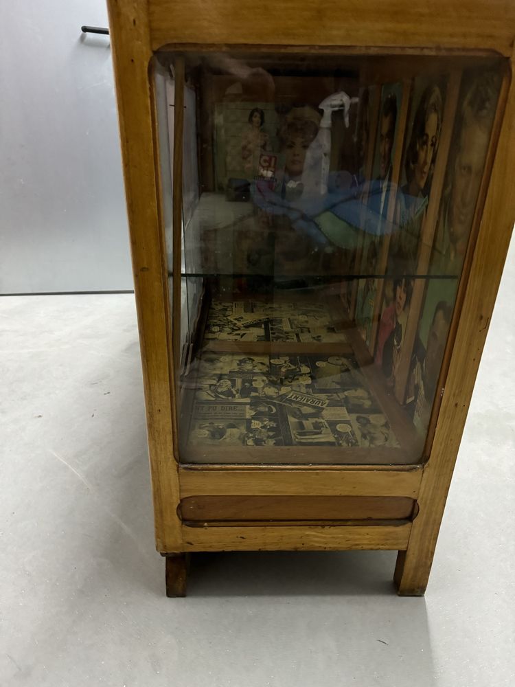 Movel antigo com decoraçoes