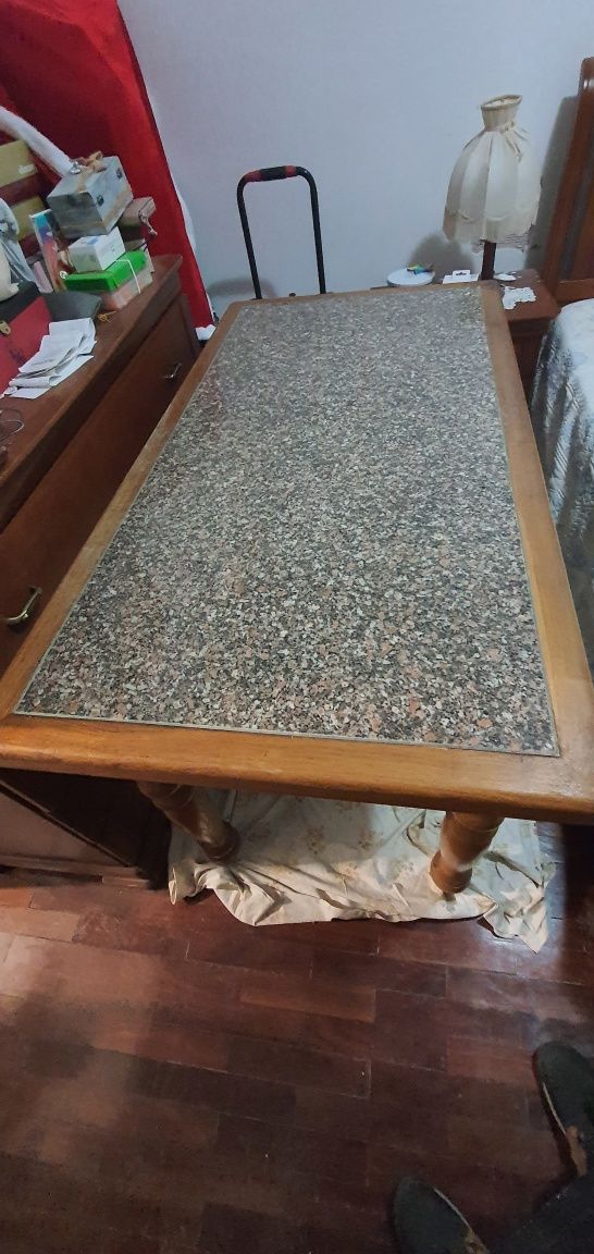 Mesa de madeira com tampo em pedra e cadeiras